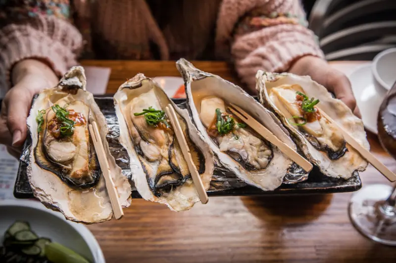 [內湖美食]呼搭啦串燒屋/內湖超人氣居酒屋！限量蒜烤日本生蠔有夠猛，還有超巨大麻辣烤魚鍋只要6XX元！ - 大手牽小手。玩樂趣