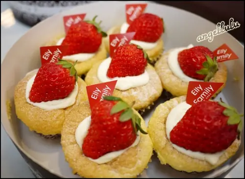 Elly Family艾利限定版迷你草莓戚風，大戚風的精華版~