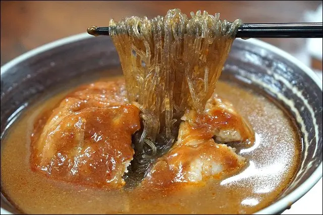 《捷運中和新蘆線/三民高中站美食》蘆洲在地特有的湯阿給~楊媽媽小食堂，阿給.甜不辣