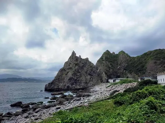 (基隆旅遊)海上龍珠《基隆嶼》---- 孤懸海上遺世獨立，迷人火山岩景觀與野百合！ 