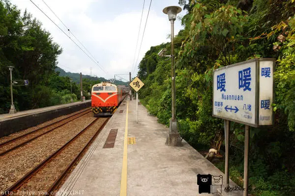 【基隆。暖暖】暖心系列。暖暖車站。無人的招呼站。文青旅遊景點