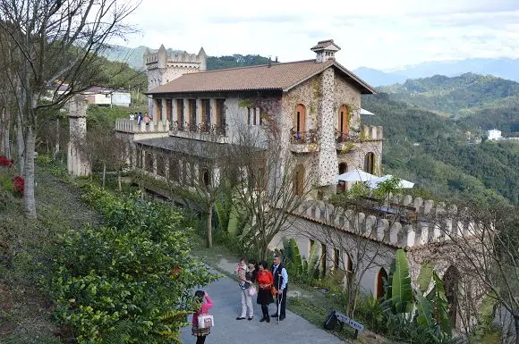 遊夢幻童話城堡，賞天空美景~~大湖．天空之城