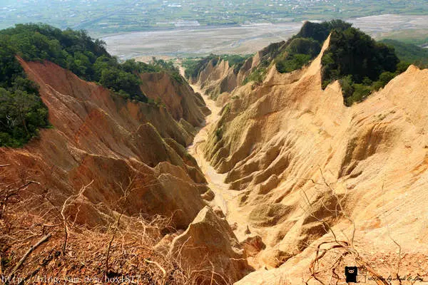 【苗栗。三義】熊熊烈火正在燃燒。惡地火炎山。亂石谷。自然保留區。火炎山步道