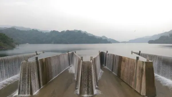 鯉魚潭：國內首座鋸齒狀自然溢流堰，滿水位限定美景(卓蘭、大湖、三義)