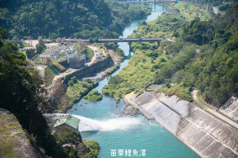 ｜苗栗景點｜三義鯉魚潭水庫，全台唯一鋸齒狀堰溢洪道，來這必吃有名的蘿蔔絲餅 - Hallo！Im 婷兒