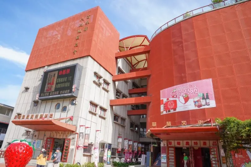 草莓控出發囉！草莓王國🍓巨大三層樓草莓、等人高草莓，處處都是草莓～超特別的草莓香腸、草莓熱狗、草莓霜淇淋，必買伴手禮！