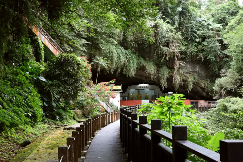 新竹峨眉｜水濂橋步道．藤坪步道｜百年糯米橋與天然岩窟中的梵音