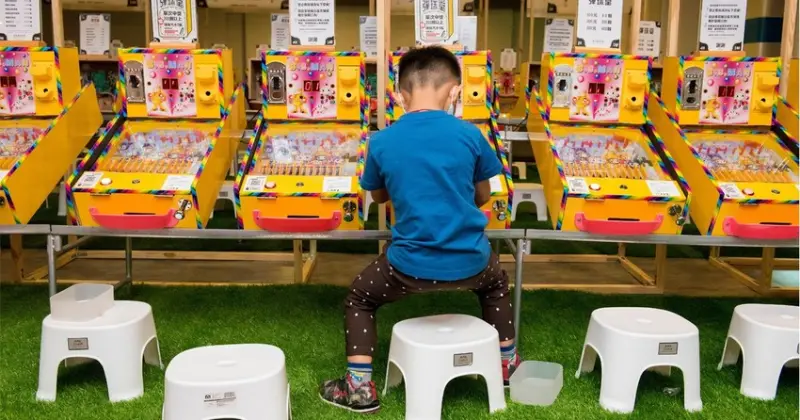 【台南活動】吹冷氣打彈珠｜新天地八樓快閃活動｜來新光西門店回憶小時候的彈珠檯｜加入會員送彈珠｜大人小孩都著迷還可換禮物~怪玩娛樂市場(彈珠堂) - 南人幫