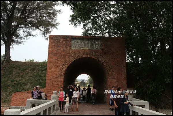 台南安平。億載金城大砲秀。苦楝花飄香。掌葉蘋婆飄異味