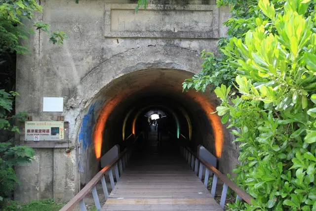 高雄。旗津。串連山與海的景緻 / 星空隧道