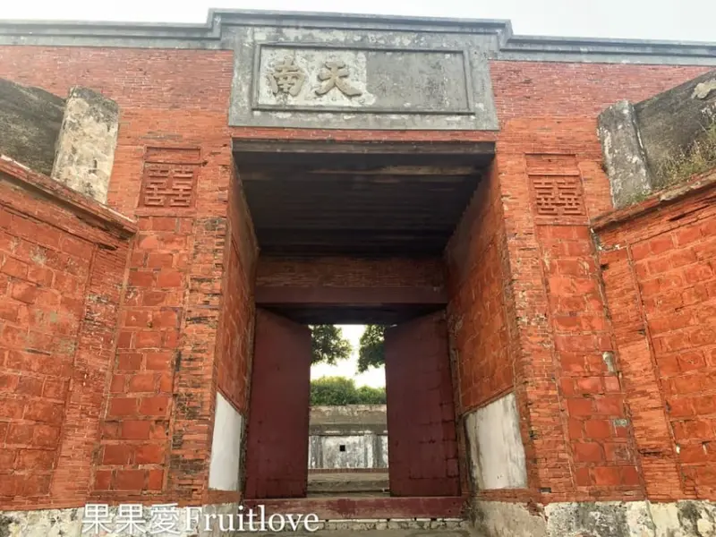 漫步在前往 高雄燈塔的景觀步道上欣賞山與海的美景 .再到旗後砲台探索歷史的痕跡與故事 , 最後享受高雄旗津海水浴場美麗的藝術創作與海景