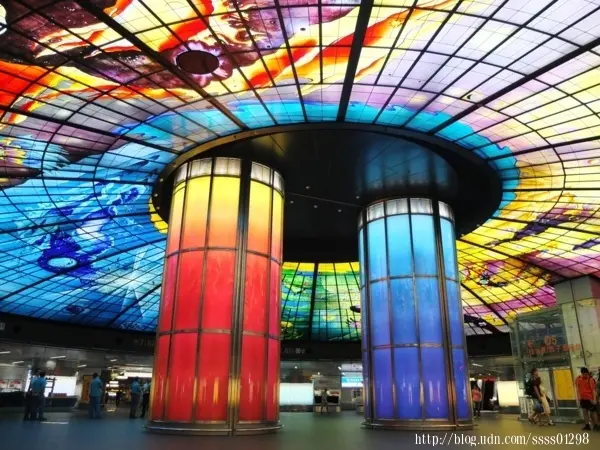 高雄新興區景點。高雄捷運美麗島站。 最美捷運站！光之穹頂國際藝術巨作 細心感受美麗島站磅礡氣勢！