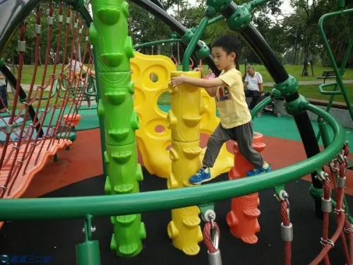 【遊記】高雄三民_金獅湖兒童遊戲場@我在蝴蝶仙子上爬過來 爬過去