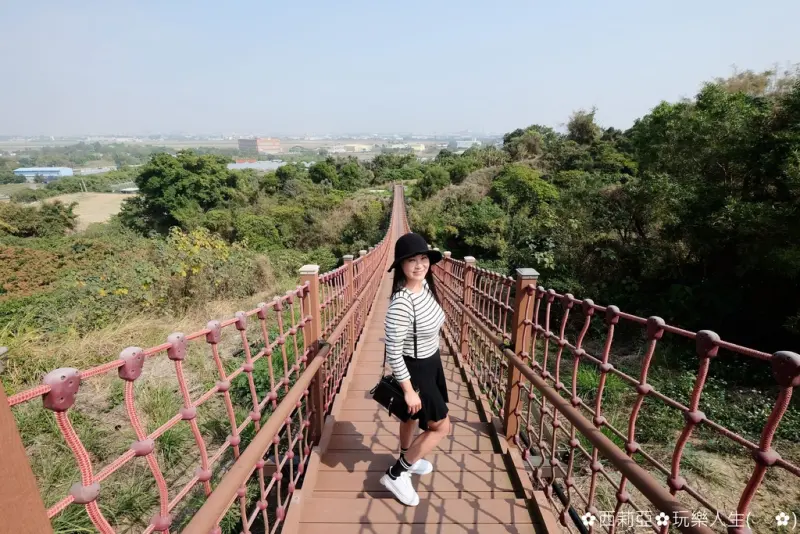 【高雄。彌陀區】超酷！昔日軍營大變身，成為踏青運動好去處『漯底山自然公園』，居然還有那小小月世界泥火山惡地形等著大家探尋去呢。