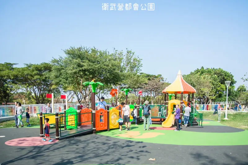 ｜特色公園｜衛武營都會公園共融遊戲場，擁有超大的白色沙坑池，還有小花傳聲筒、平衡木...等，超多好玩的遊憩設施 - Hallo！Im 婷兒