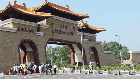 [高雄景點推薦] 佛陀紀念館 – 大佛與寶塔映入眼簾，帶給你視覺的震撼、心靈的沉澱