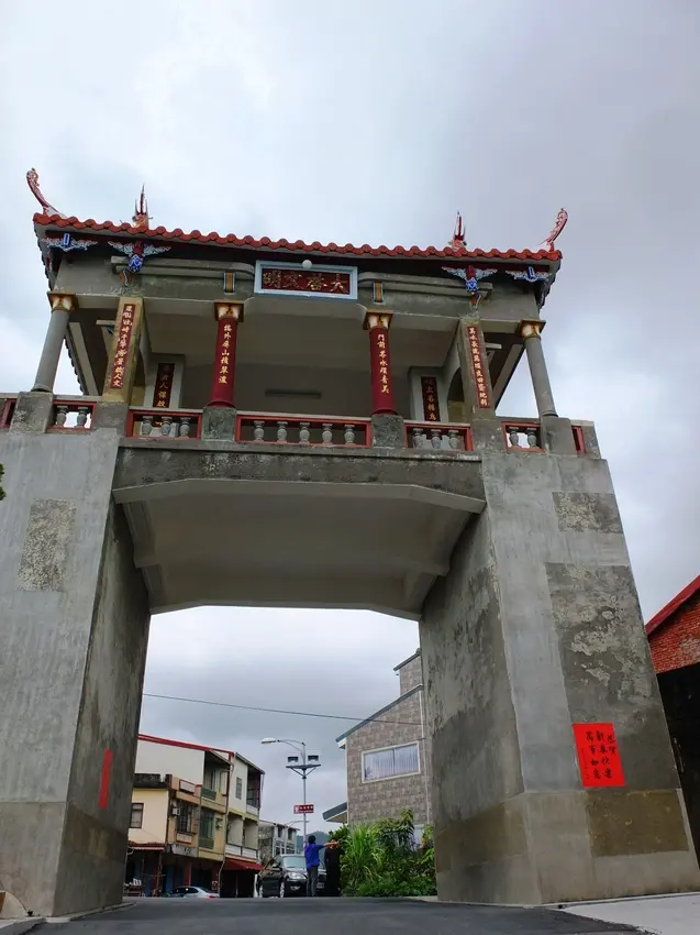高雄美濃區景點。瀰濃東門樓。 超過200歲的市定古蹟地標 登高城門樓鳥瞰永安老街純樸貌