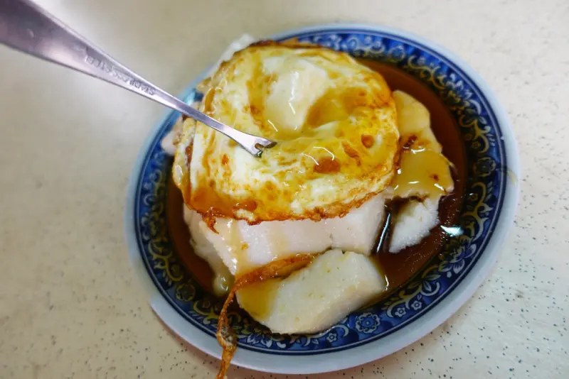 (胖樺食記)嘉義必吃銅板美食「東門圓環火婆煎粿」/魚丸湯十元/加上土雞蛋的油蔥粿飄香一甲子/嘉義火車站