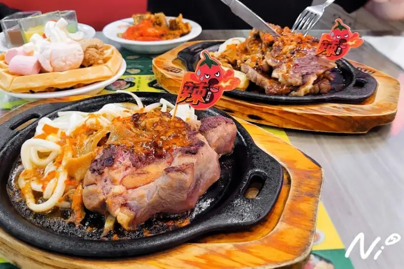 [嘉義東區]貴族世家牛排-嘉義大雅店。「KDPAPA金德老爹」聯名麻辣皇家巨牛排&麻辣板腱牛排。雲南辣醬和西式排餐的創新滋味 #老字號新口味