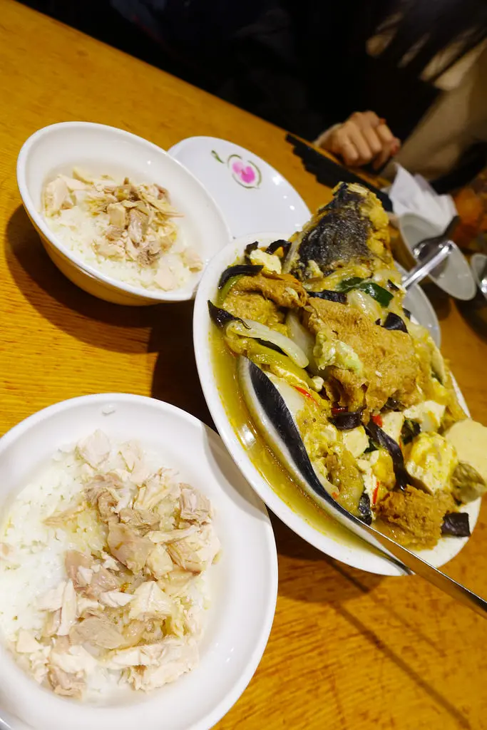 (胖樺食記)嘉義推薦必吃人氣高CP值美食「林聰明沙鍋魚頭」/中正路文化夜市/可宅配/隻身也可以享用/噴水雞肉飯/源興御香屋葡萄柚綠茶