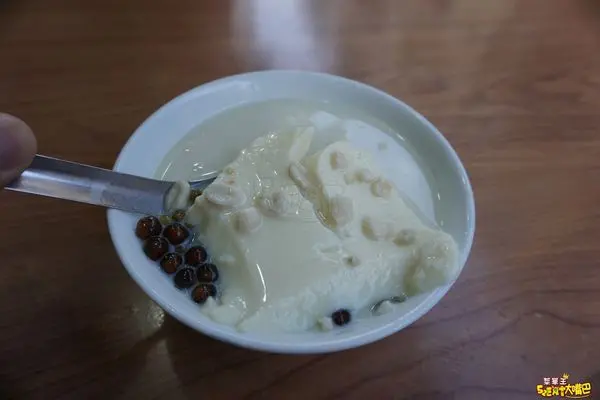 【阿娥豆花菜單價位大公開】文化路夜市超好吃的豆漿豆花創始店～嘉義市必吃美食小吃餐廳推薦！招牌菜豆漿豆花、綜合豆花。