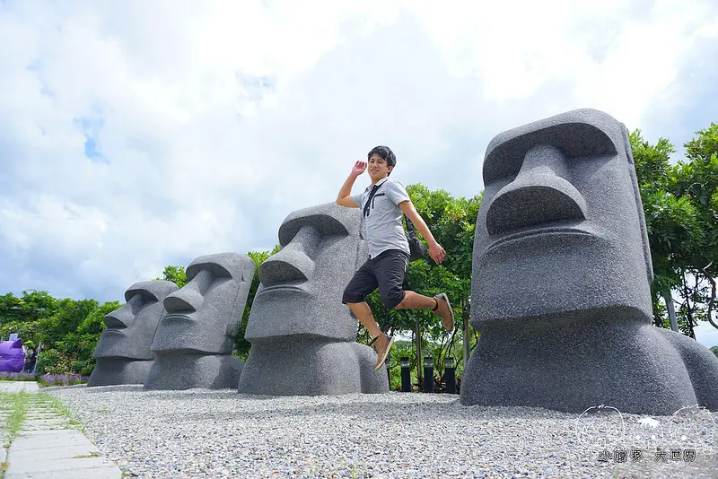 [新北淡水] 大型摩艾出現了~紫藤咖啡園(四季都開花?!)~限量摩艾冰淇淋鬆餅,金針花,玫瑰花,薑荷花,紫藤隧道,紫藤花地毯