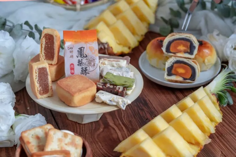 團購美食 白師傅牛軋糖｜母親節禮盒就選它！微甜不黏牙綜合牛軋糖、獲獎蛋黃酥、香蔥甜心餅鹹甜奶香超涮嘴！ · 算命的說我很愛吃