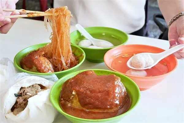 淡水美食-美味飄香三十年文化阿給，周杰倫套餐阿給/魚丸湯/包子一次擁有，淡水老街美食，近淡水捷運站