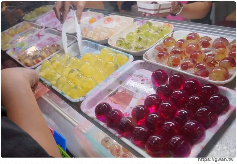 晶瑩剔透彷彿七龍珠的新鮮水果球，夜市排隊人氣店