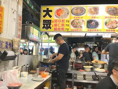 高雄美食[瑞豐夜市]人擠人˙食客趕攤輪著吃、攤商忙著數鈔票
