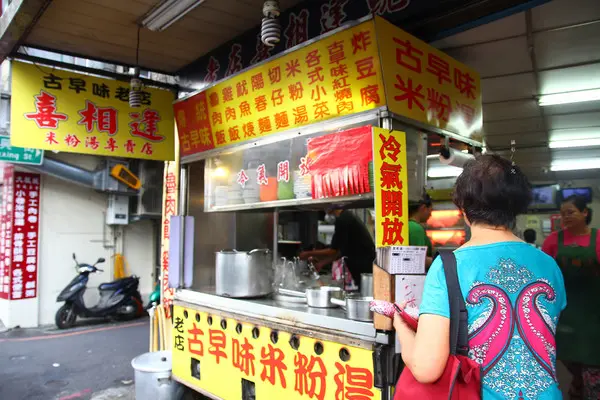 【新北市淡水區。小吃】喜相逢米粉湯 近淡水捷運站淡水老街 食尚玩家報導 淡水人的古早味美食 24小時營業!!