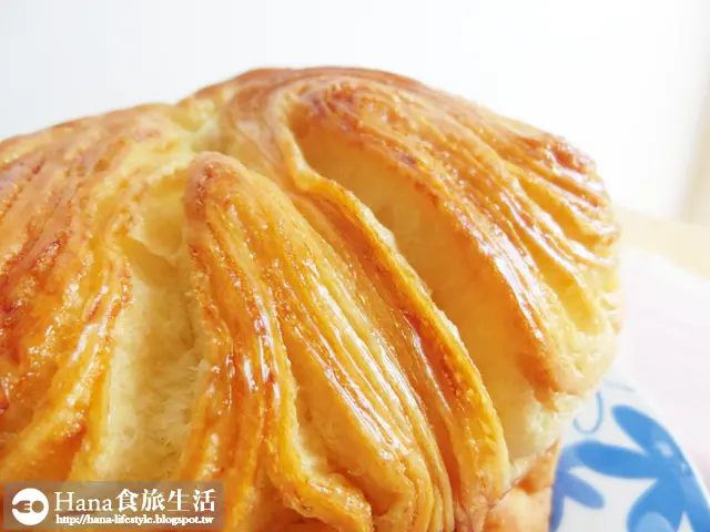 
【新北三峽】康喜軒金牛角 手撕包 | 金黃光澤楓糖覆蓋表層 甜甜滋味用手撕捏 一口接著一口
