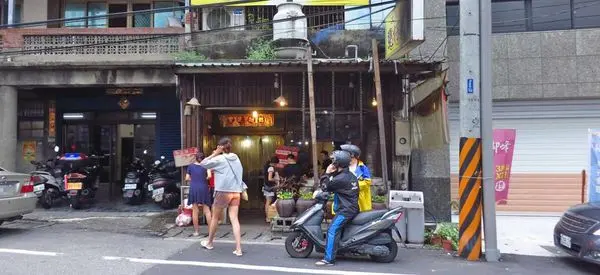 【三峽美食】三峽大同橋甕仔雞-超級酥脆外皮的烤雞