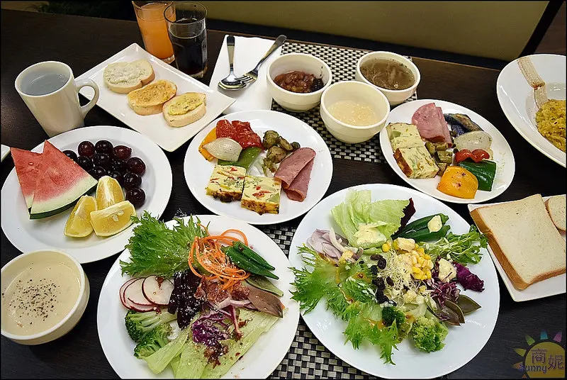 台中輕食吃到飽。智選假日飯店聚坊歡聚吧。五彩蔬食開胃小品歐陸風味冷盤現烤麵包湯品飲料甜點等健康蔬食百匯@sunny吃喝遊樂