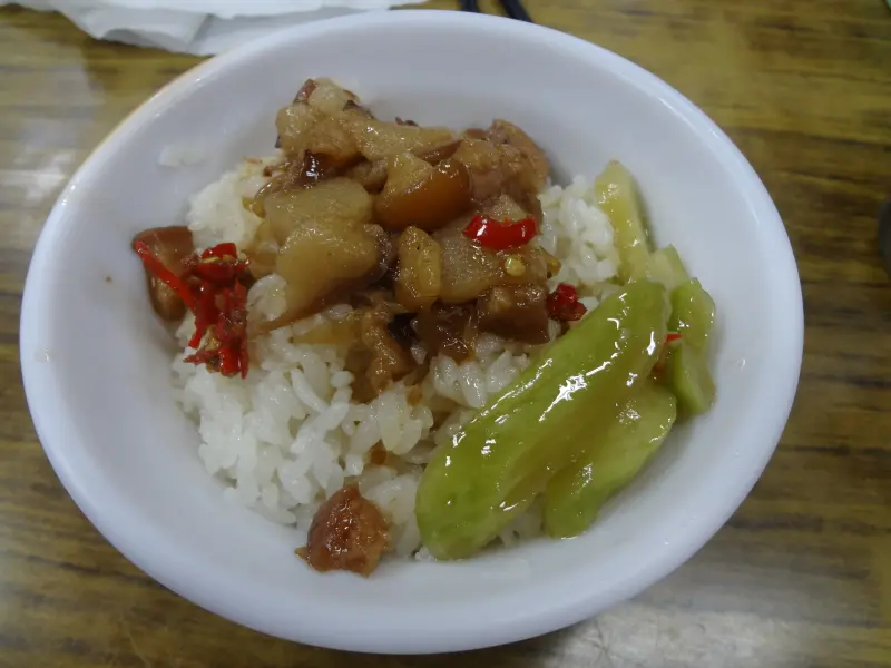 1011206[禮官三小愛台灣]臺中第二市場古早味的閃亮之星李海魯肉飯香味飄整晚