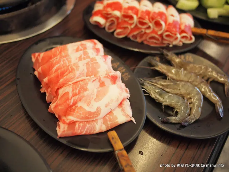 【食記】與蘇力作伴,颱風天也要吃個飽飽飽! ~ 台中中區-寧記麻辣鴛鴦火鍋-民權店