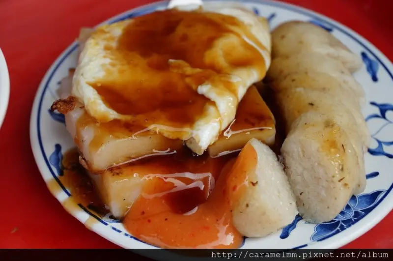 【台中西區】第二市場必吃傳統美食 王記菜頭粿+糯米腸配上滑溜煎蛋 經典三合一 人氣排隊美食！　西區/第二市場/三民路