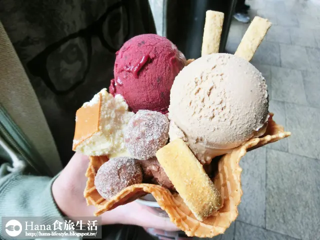 
【台中中區】宮原眼科 | 多元化口味冰淇淋 復古紅磚老式建築新裝潢 假日排隊人潮多 68%堅果尼昂寶/桑椹/伯爵茶
