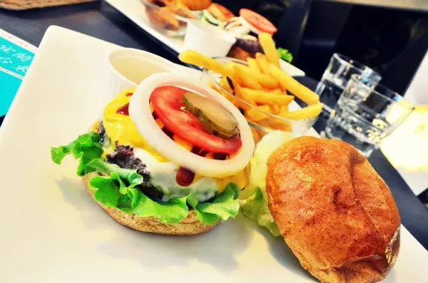  輕輕鬆鬆的週末中午,什麼都不要想,去吃個午餐吧! --- 傻子。廚房