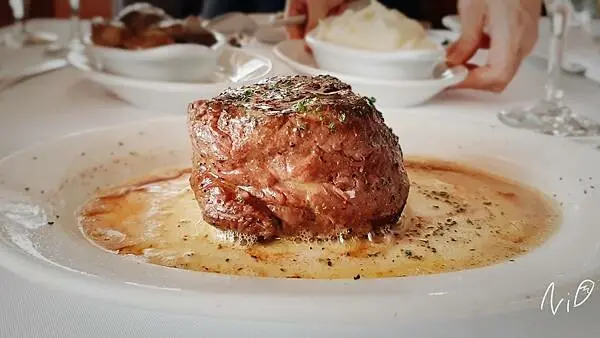 [台中西區]Ruths Chris Steak House 茹絲葵經典牛排館。迷人菲力我終於吃到你了