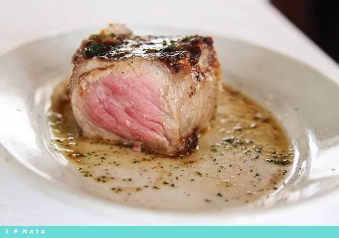 閃耀玫瑰金粉的絕美斷面‧這牛排真是無上美味！