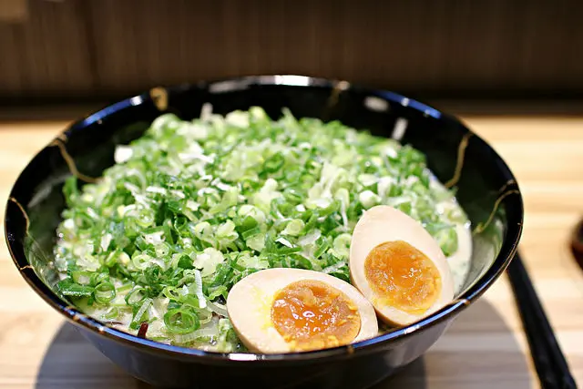 【台中西區 - 大海拉麵 - 台中店】台中拉麵推薦║廣三sogo後方的人氣拉麵店！有著正統博多豚骨湯頭！特別推薦：蔥拉麵！愛吃蔥的你千萬別錯過啦！