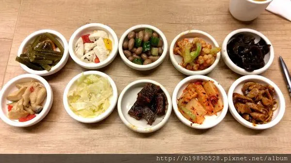 【美食】台中 韓鄉 市府店@韓式小菜任你吃到飽/銅板烤肉/鐵板烤肉/海鮮煎餅/韓式豆腐海鮮泡菜鍋/石鍋拌飯