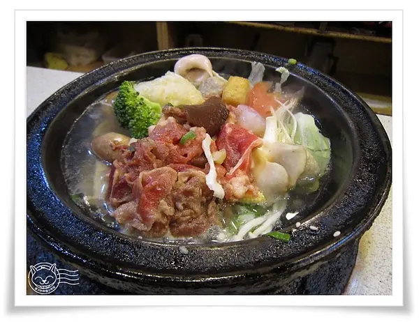 【星羽愛美食-台中】熱呼呼便宜好吃石頭火鍋，湯頭好喝到不行~九冠樓迷你火鍋。