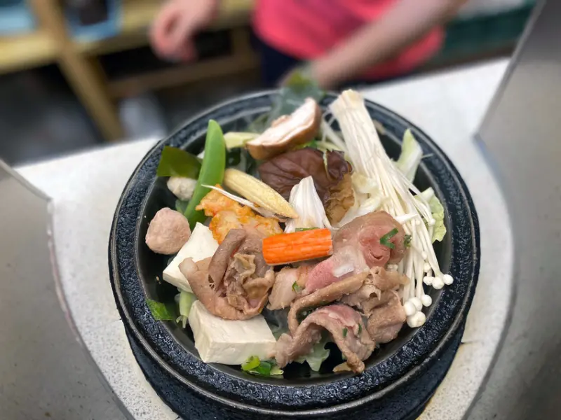 台中火鍋｜九冠樓石頭火鍋【勤美商圈】飄香30年的老店面,每日限量販售個人鍋物