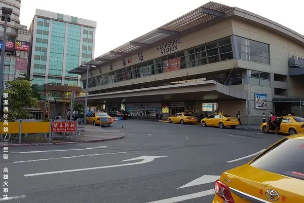 【高雄/前鎮區】從高雄火車站搭捷運到凱旋站轉搭輕軌體驗-->前往統一夢時代購物中心