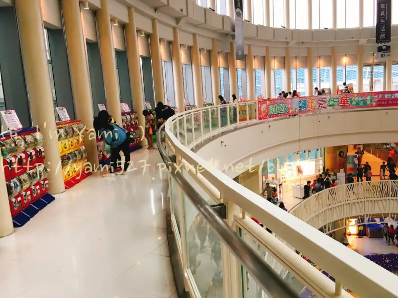 最新夢時代整層「扭蛋專區」 ► 高鐵轉高捷紅線搭配「輕軌」輕鬆到達夢時代 x 超療癒小物--扭蛋嘉年華最新扭蛋全紀錄大搜集（輕軌試營運中）