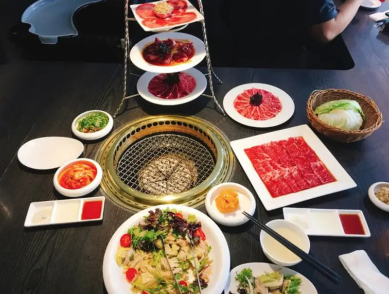 《台中❤️西區》台中神級燒肉🍖獨一無二慶生畫盤🎂CP爆表五星享受🐴屋馬燒肉（園邸店）