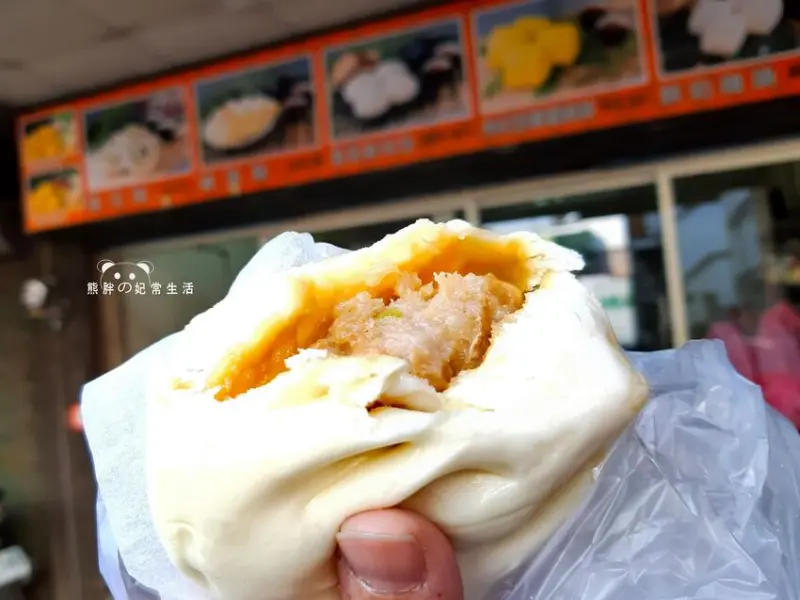 【彰化鹿港】老龍師肉包-中山二店，在地人相當推薦的肉包點心之一，受歡迎的程度不輸隔壁同業對手，肉餡鹹甜夠味，外皮鬆軟Q彈，彰化美食推薦