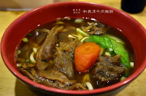 半筋半肉牛肉麵與小菜的美味搭配